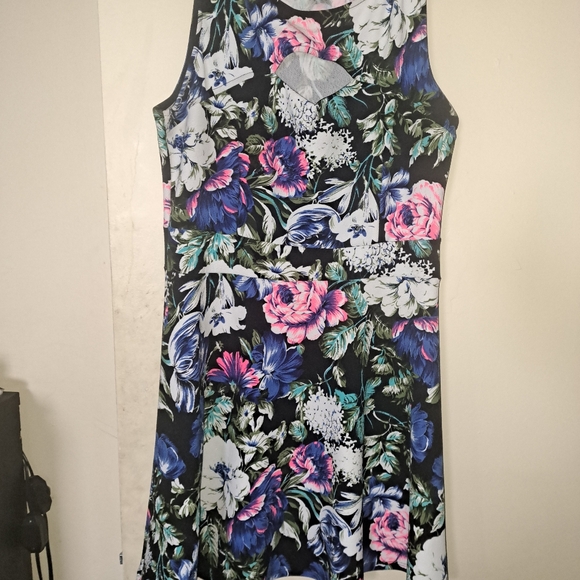 Dresses - Picture 5 of 7